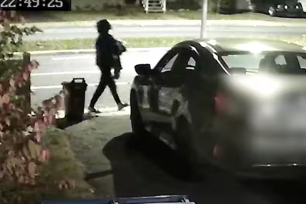 此人是男是女？警方发布弃婴嫌疑人视频，呼吁民众帮忙辨认！