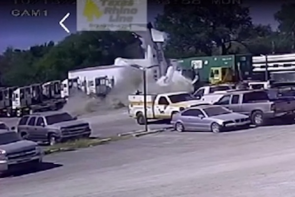 罕见视频：飞机撞上大卡车，瞬间爆燃，两人身亡！