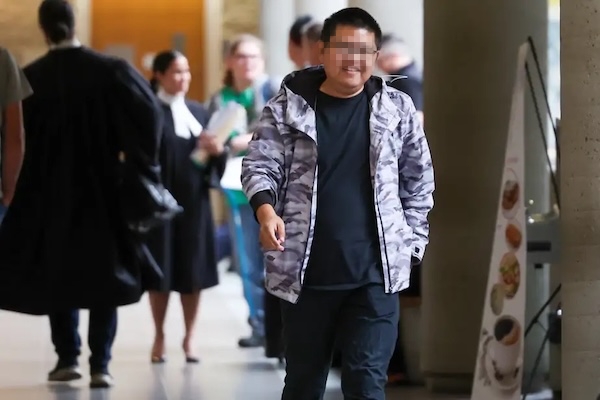 华人博士前上司出庭作证：他完全不会法语，英语能听却不太会说，但他是个好人…