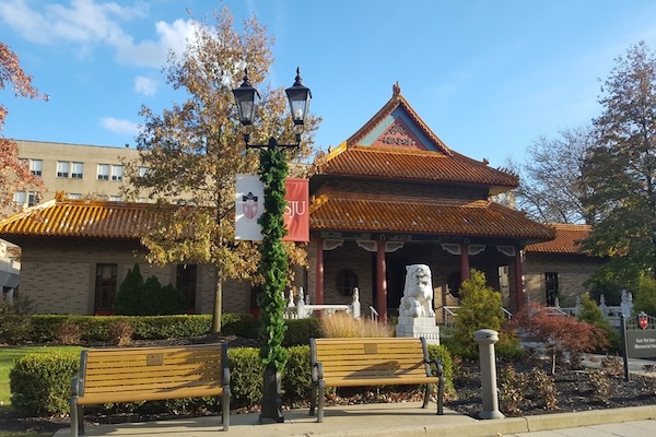 华人夫妇捐给大学1500万美元…图书馆老员工“用行动诠释了知识的价值”