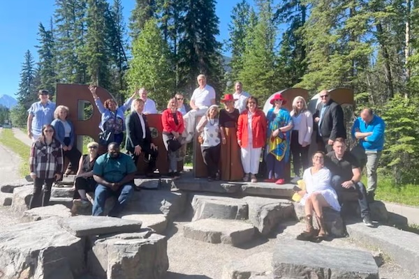 “停止养肥这帮无用的参议员！”联邦反对党再提废除上议院！纳税人的钱呐，哗哗地流啊！