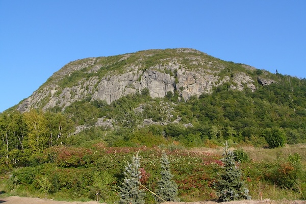 魁北克赏枫季开局不顺，南岸名山发生悲剧，一男子坠崖身亡！