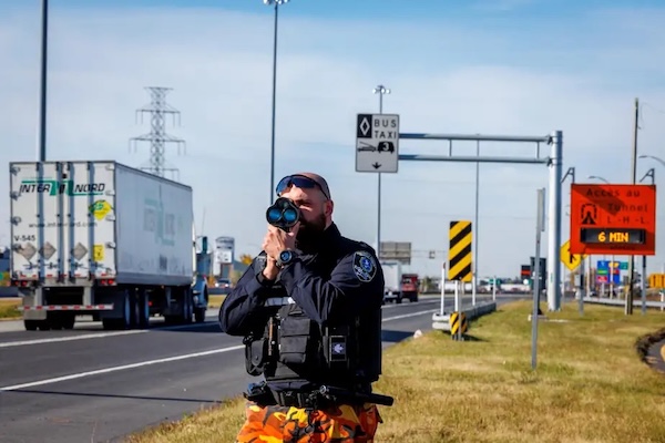 魁北克“给交警配枪”引发争议：以前扣分要你“钱”，以后可能要你“命”！