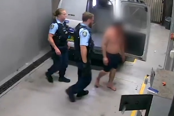 中国留学生亲历大巴惊魂：奇怪亚裔上车，突然随机捅人！