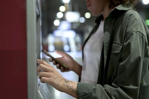 俩中国留英学生“太聪明”，发现“系统漏洞”后起了“歪脑筋”！