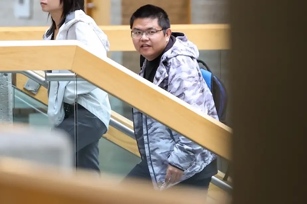 华人博士连续出庭4天，心情不佳…他申请中国大学职位的目的是“以防万一”