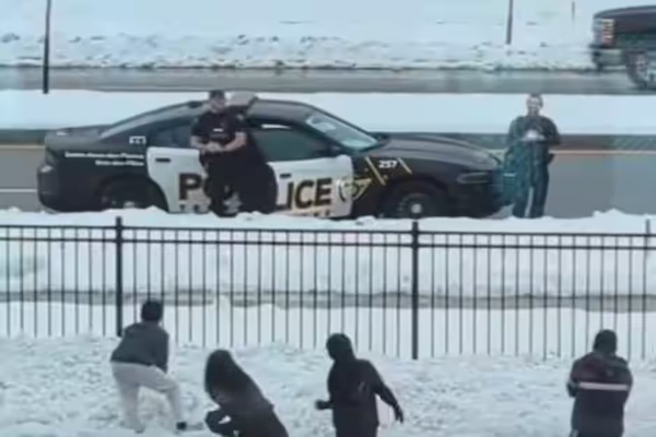 魁北克上演“史诗级”雪球大战：警察挑衅在先，被一群学生胖揍…老师感言：温情满满！