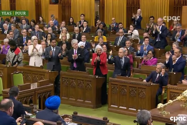 【号外】卡尼过关，预算通过，4票弃权都是谁？