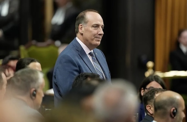 生死关头，卡尼运气炸裂！一保守党议员宣布退党，转投自由党！卡尼刚刚表态：极具价值！