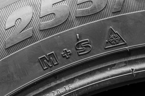 竟然还有这种事！快问保险公司“冬胎是否合规”：有“三峰雪花”出事也不一定赔！