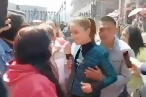 墨西哥女总统当街遭受性骚扰：勾肩强吻，摸臀袭胸！视频曝光，全球关注！