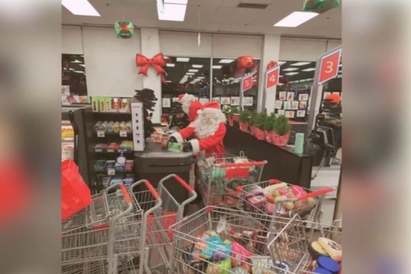 蒙特利尔上演离奇一幕：4名圣诞老人率40名精灵洗劫Metro超市，竟收获大量好评！