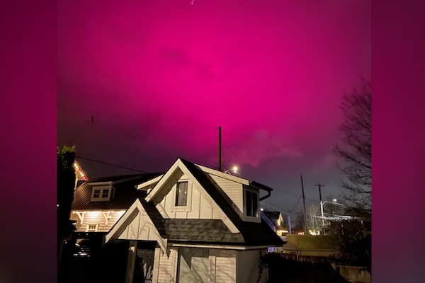 夜空惊现紫色薄雾，引发民众诸多疑问！