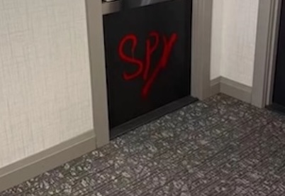 华人夫妇公寓门被喷“SPY”、被刻威胁符号、甚至被纵火！警方刚刚公布嫌犯身份！