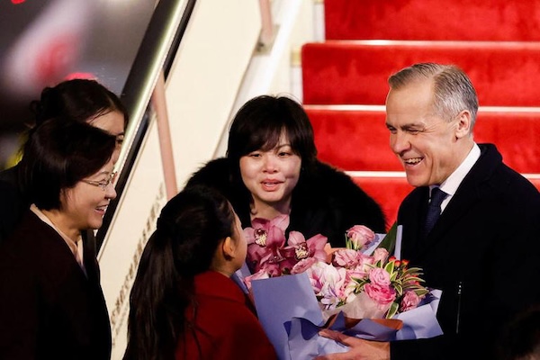 卡尼抵京受到高规格欢迎，王毅：这是双边关系的“转折点”和“象征性时刻”！