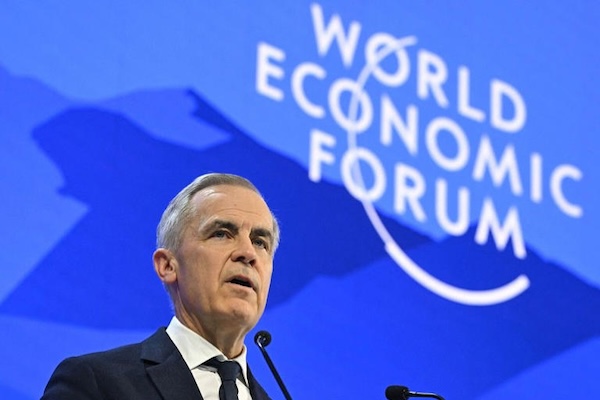 卡尼在达沃斯敲响刺耳警钟：中等强国赶紧醒来！团结一致才能活下去！