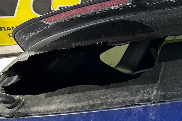 小心汽车后窗无端爆裂！修车行老板：没辙，谁让你住魁北克！