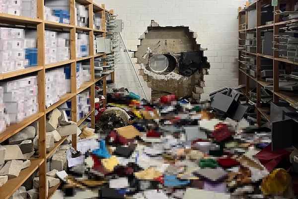 惊天银行大劫案堪比电影情节：劫匪钻巨洞，洗劫3000保险箱！