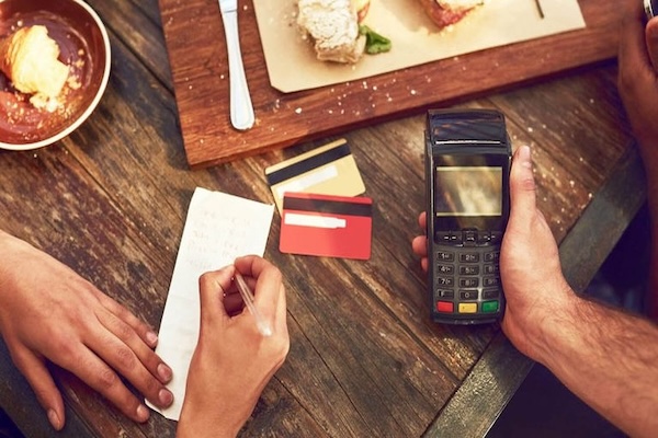 华人拒付强制小费，中餐馆报警！谁怕谁呀，你报我也报！