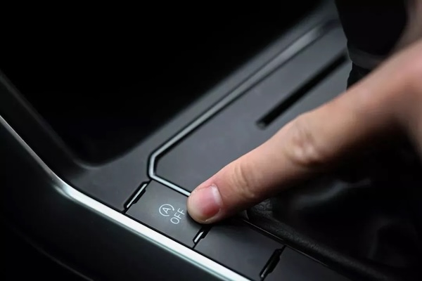 特朗普宣布废除汽车“自动启停”功能！