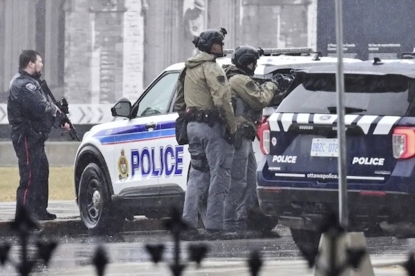 加拿大突发校园枪击，10死25伤…死亡人数或继续上升！卡尼总理悲痛欲绝，宣布取消今日所有活动！