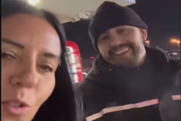 太讽刺了！满地坑市长被满地坑硌爆两条轮胎！上午刚刚谈到坑，晚上就被坑坑了…