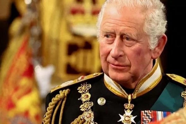 【快报】查尔斯三世决定今夏前退位！等了73年在位3年半…退位声明恐成史上最难“小作文”