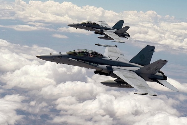 【突发】战机紧急升空伴飞两架国际航班，蒙特利尔国际机场跑道关闭，大批警员登机抓人！