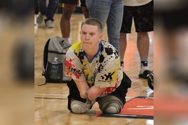 一位四肢截肢的知名运动员，被控在驾驶特斯拉时枪杀乘客