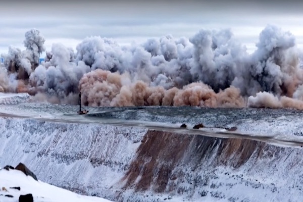 罕见场景：15秒内引爆340万公斤炸药！