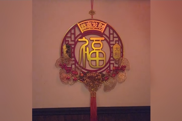 中国新年饰品太好看，刚挂几天就被偷！餐厅Hong经理提醒小偷：不还会不幸！