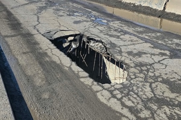 南岸Châteauguay大桥塌成这样，市政府惊出一身冷汗！