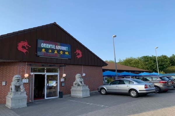 中餐馆老板被杀，很可能是因为门口贴着这种标志…