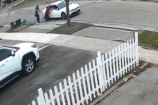 飞车党暴力抢夺华人老太金手镯，视频曝光，网友总结的信息非常重要！