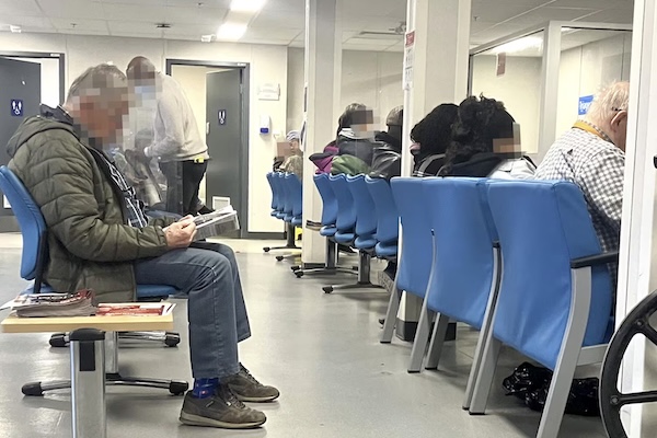 魁北克急诊等待时间再度刷新公众耐心：30小时55分钟！“我们的系统正在失去公众信任”！