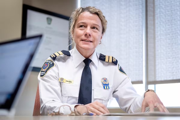 南岸社区陷恐慌！蒙面青少年成群持械挑衅，重案组警长罕见怒斥家长：家教去哪儿了？