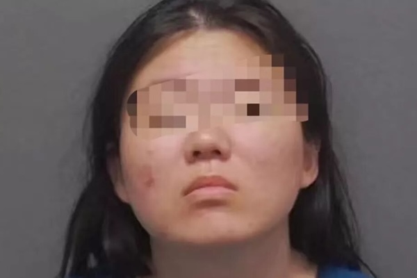 电话不回，敲门不应，警察破门…华女持刀，情绪激动，突然发起攻击…