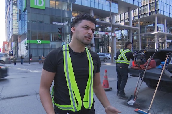 满地坑市民自费填坑：50元、10分钟搞定…市政府回应：请别这样，这不正常…