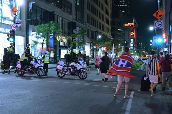 特别提醒：如果今晚不是去看冰球赛，劝你远离市中心！