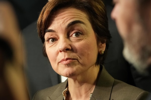 卡尼惠民后，魁北克省长选择“坚持碳税”…魁北克人强烈反弹！“一些情绪会直接反映在选票上”