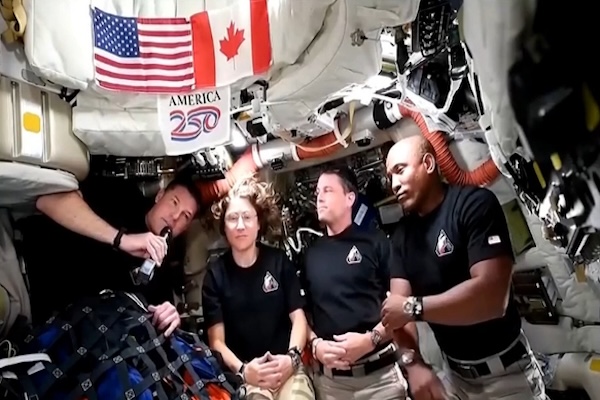 特朗普与飞船通话，宇宙尴尬了一分钟…